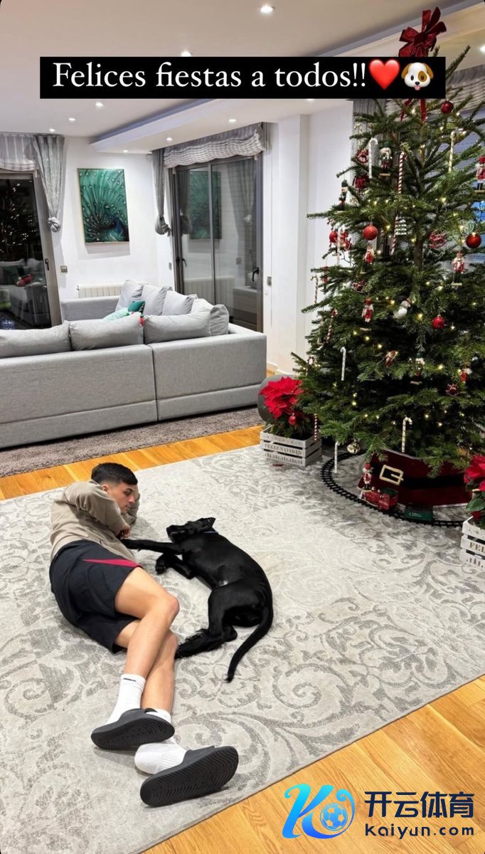 别东说念主晒女友你晒狗，佩德里社媒晒照与爱犬共度祯祥夜❤️🐶