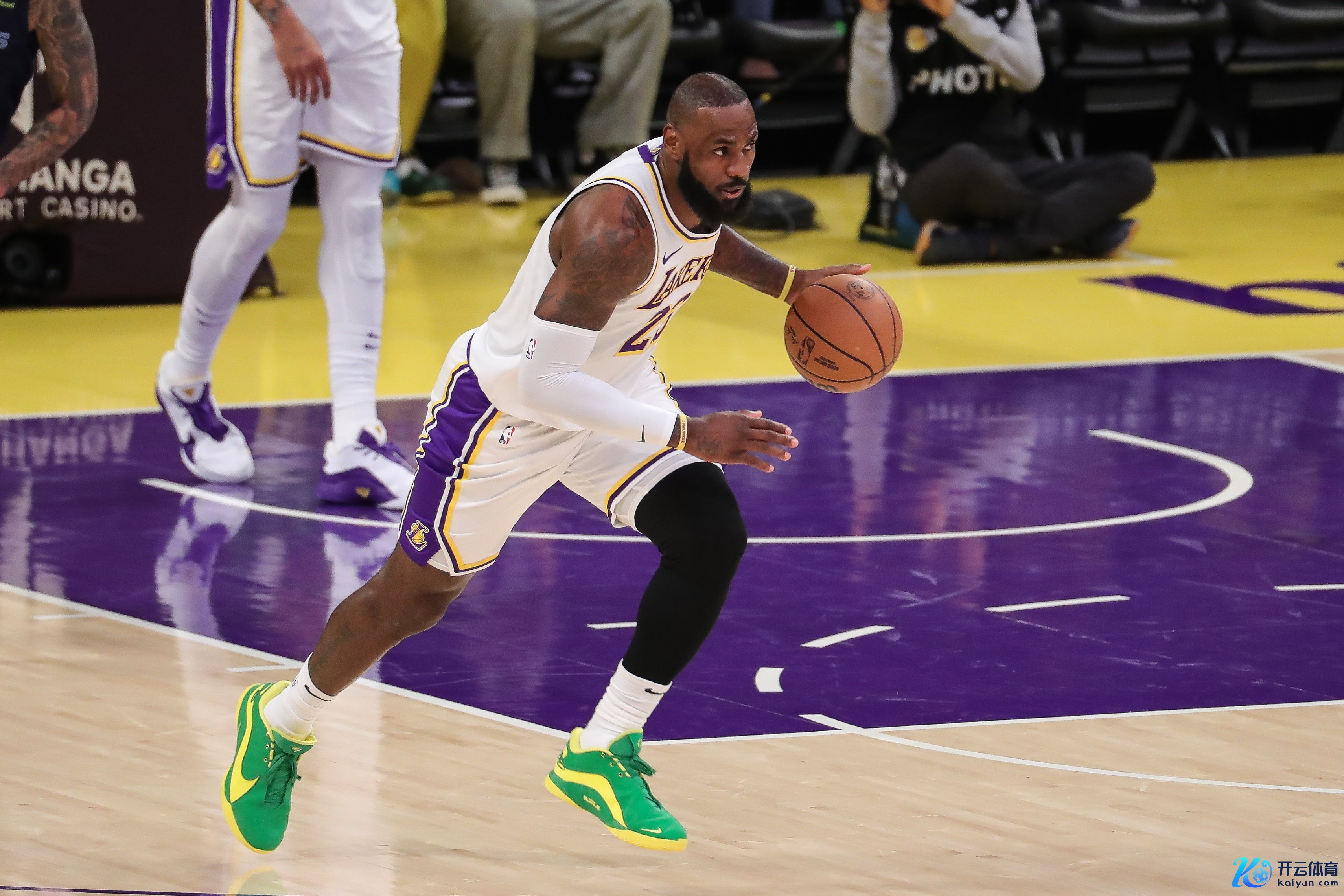 马克-杰克逊：一般40岁的东说念主在公园王人不算最佳球员 詹却仍总揽定约